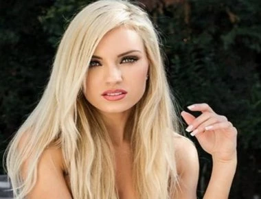 Τζούλια Νόβα: Η φωτογραφία με το διάφανο φόρεμα που προκάλεσε «εγκεφαλικά»